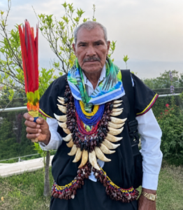 Starszy Cofán z roślinami ceremonialnymi