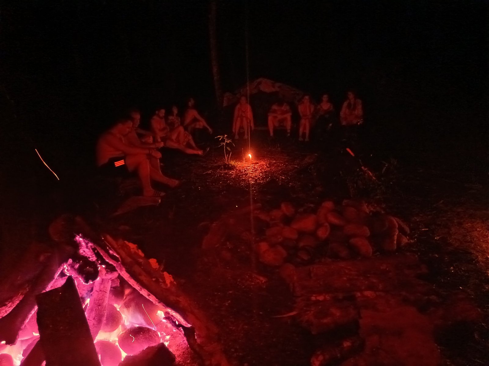 Nocny krąg przy ogniu